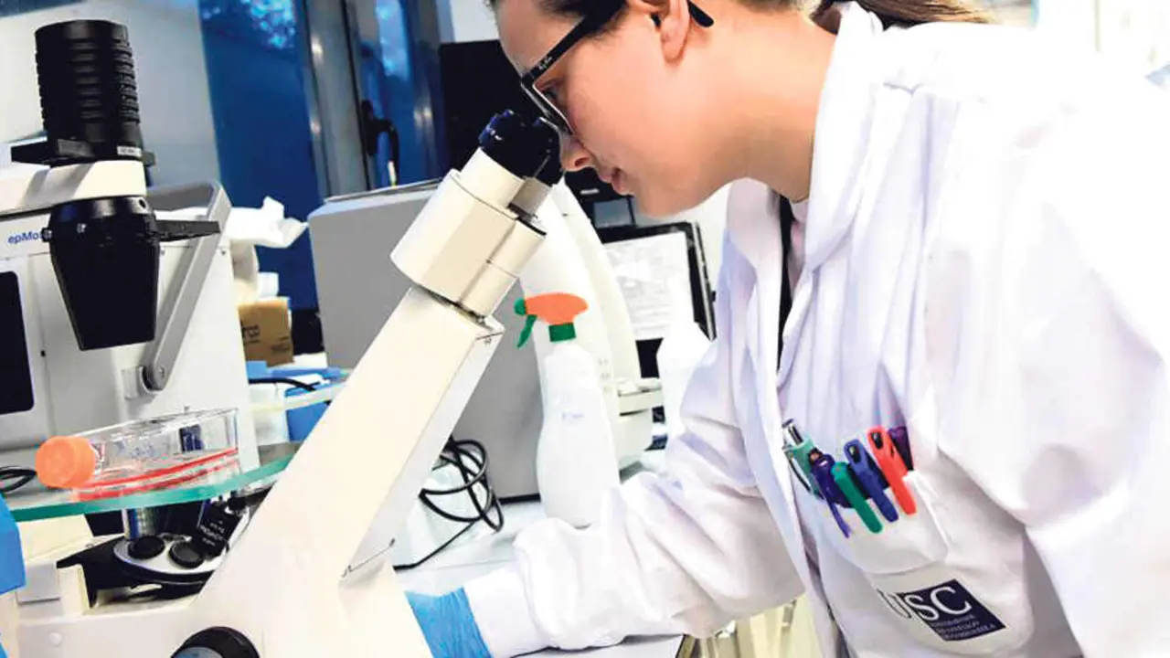 Investigadora nun dos laboratorios da Universidade de Santiago de Compostela (Foto: Santi Alvite).