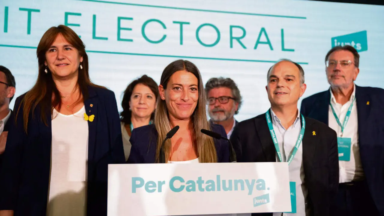 As dirixentes de Junts Laura Borr&agrave;s, M&iuml;riam Nogueras e Jordi Turull na noite electoral do 23-X.  (Foto: Kike Rinc&oacute;n / Europa Press)