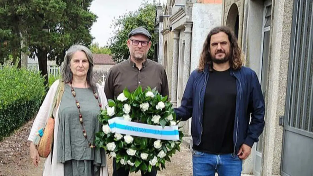 Integrantes de Anova esta quinta feira, 17 de agosto, no cemiterio de San Mauro, en Pontevedra. (Foto: N&oacute;s Diario)