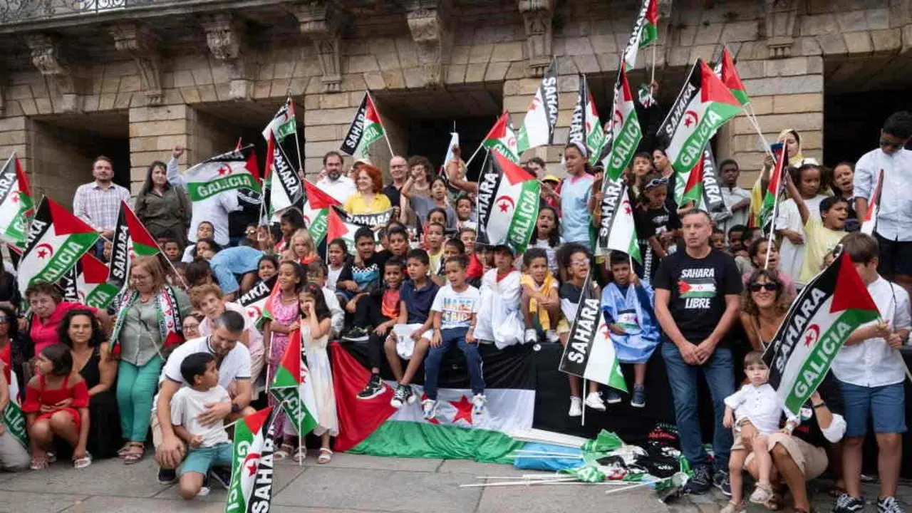 Encontro en Santiago de Compostela coas familias de acollemento do programa Vacaci&oacute;ns en Paz organizado pola asociaci&oacute;n Solidariedade Galega co Pobo Saharau&iacute;. (Foto: Arxina).