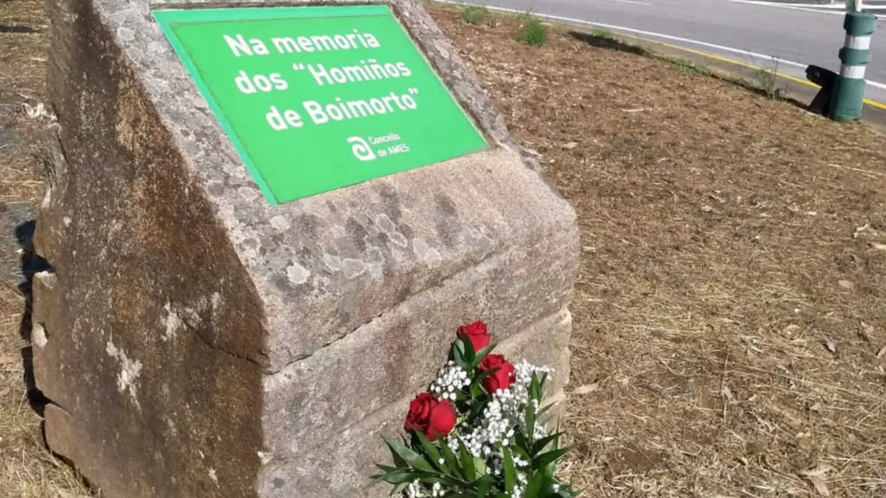 Placa en Ames que rende homenaxe aos 'Homi&ntilde;os de Boimorto' (Foto: Concello de Ames).