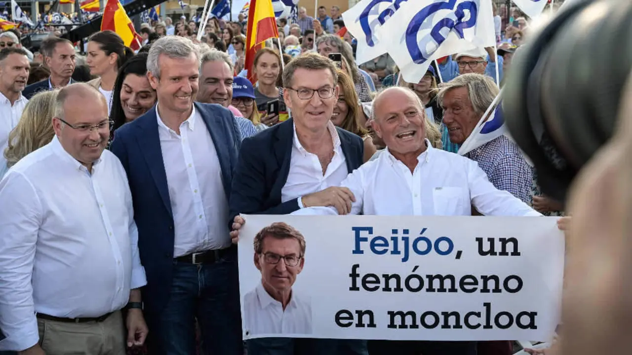 Tellado, Rueda e Feixoo durante o acto de feche de campa&ntilde;a das elecci&oacute;ns estatais o pasado 21 de xullo na Coru&ntilde;a. (Foto: M. Dylan / Europa Press)