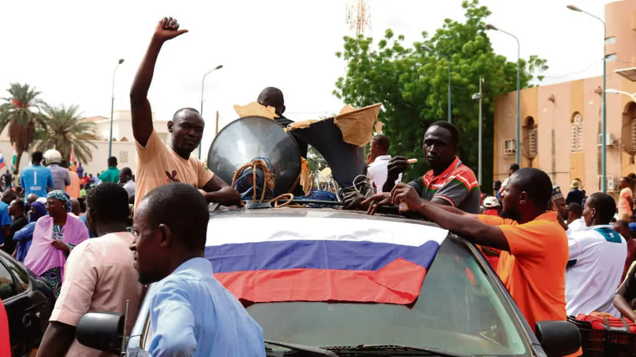 Manifestantes amosando o seu apoio ao golpe militar en Niamey, capital de N&iacute;xer, o pasado 3 de agosto. (Foto: Djibo Issifou / dpa)