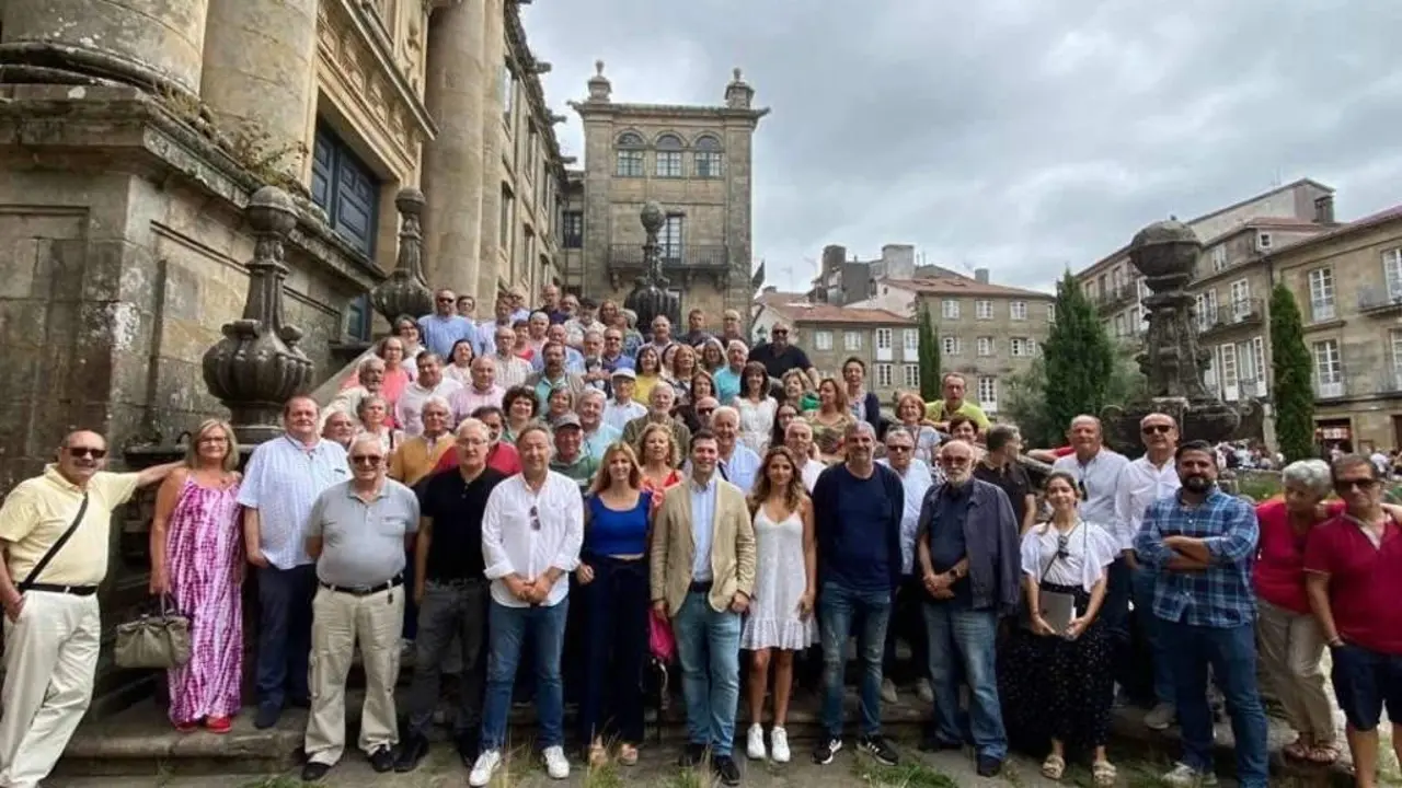 Gonzalo Caballero reunido con militantes do PSdeG, esta quinta feira 24 de agosto en Compostela. (Foto: N&oacute;s Diario)