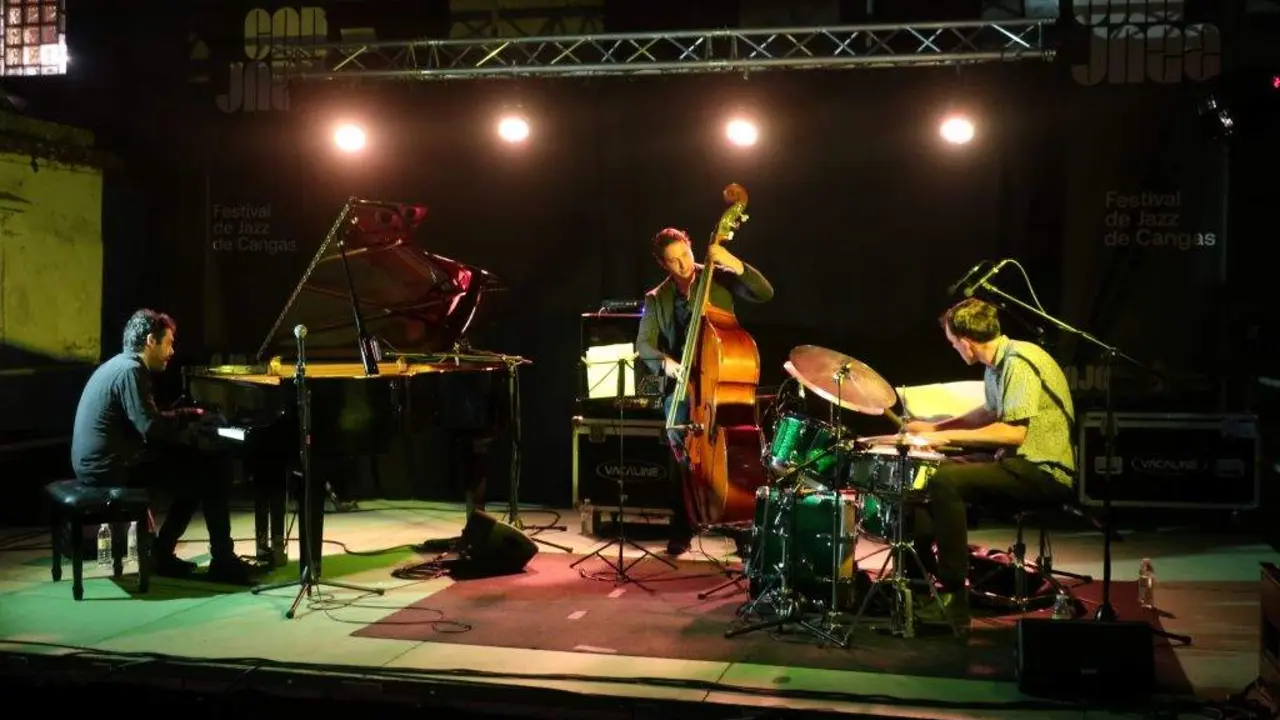 O tr&iacute;o de Yago V&aacute;zquez tocando na clausura do Festival de Jazz de Cangas de 2023. (Foto: Mar&iacute;a Vence)