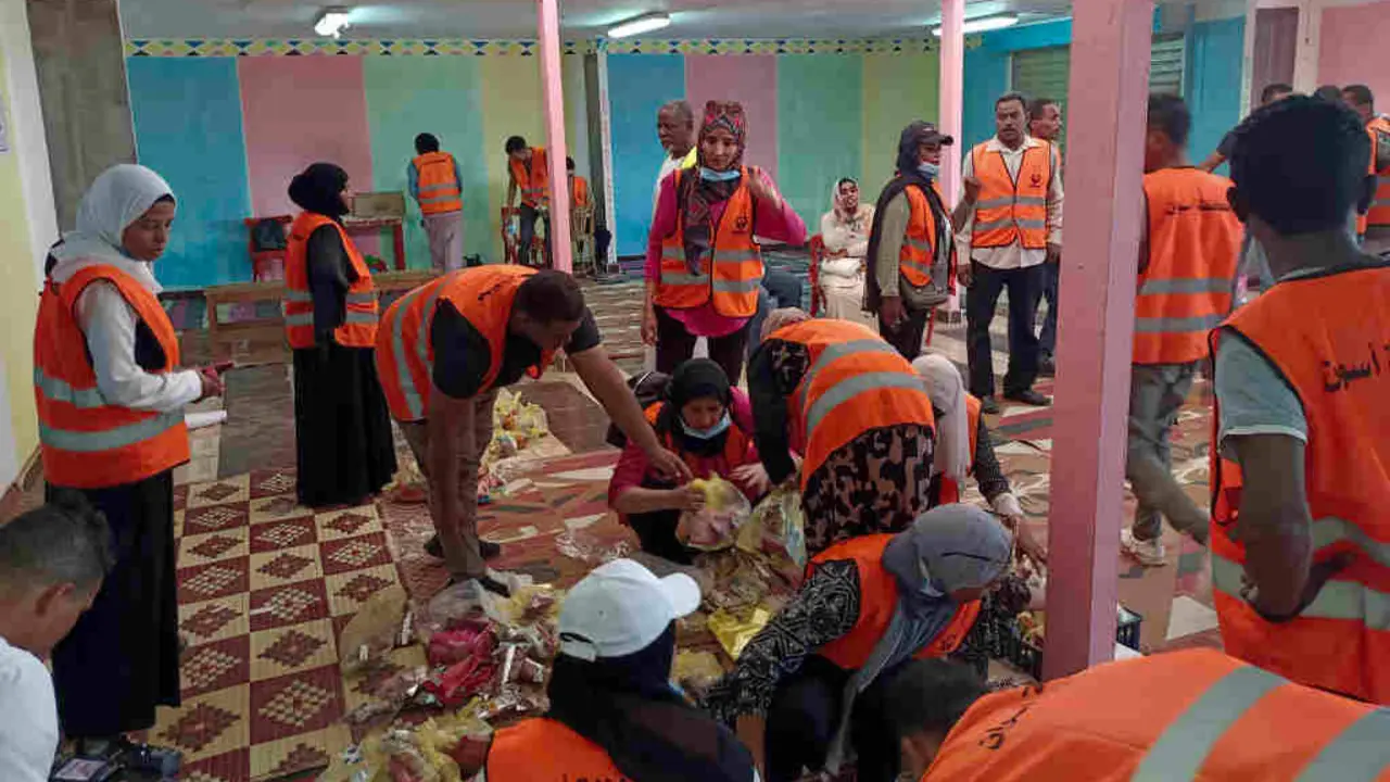 Preparaci&oacute;n en Exipto de paquetes de axuda para as persoas refuxiadas procedentes do Sud&aacute;n no mes de maio. (Foto: Radwan Abu Elmagd / Europa Press)