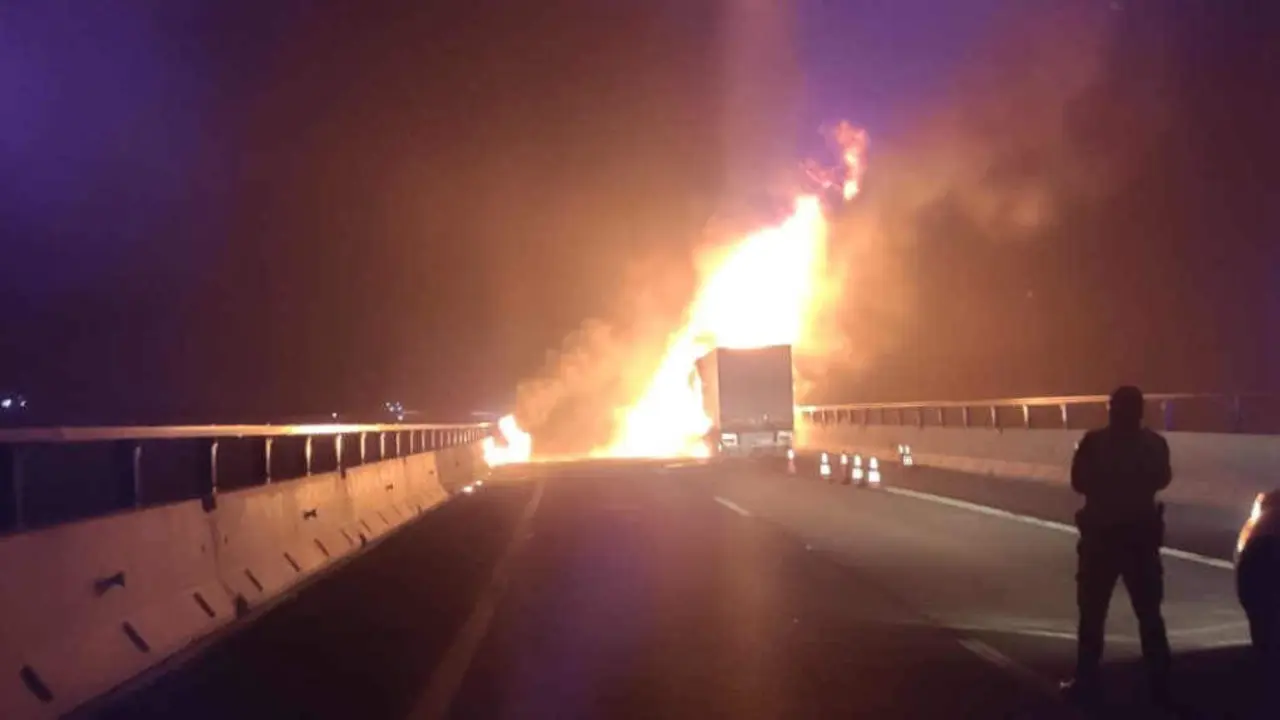 Veh&iacute;culo incendiado na A-52 (Foto: Subdelegaci&oacute;n do Goberno en Zamora).