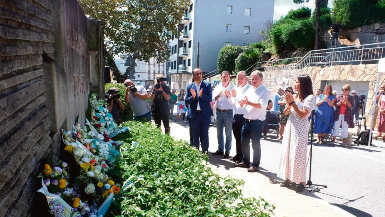 Flores ao p&eacute; do monumento a B&oacute;veda no acto institucional da Caeira o dia 17 de agosto em Poio. (Foto: Xunta da Galiza)