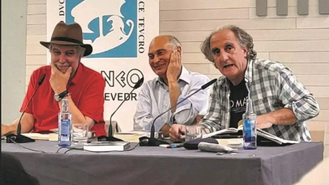 Xaime Toxo, &aacute; dereita, na presentaci&oacute;n dun libro de Francisco Xos&eacute; Fern&aacute;ndez Naval (no centro) organizada polo Ateneo de Pontevedra, xunto co pintor Ant&oacute;n Sobral.