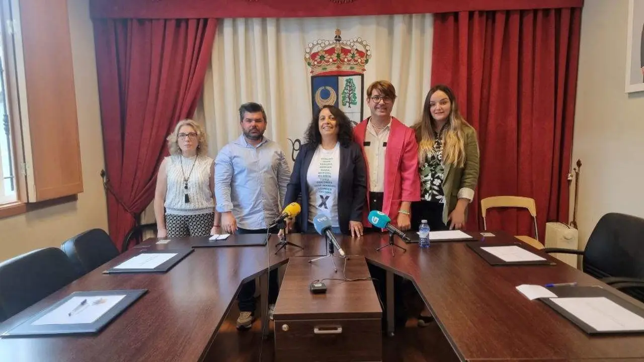 Susana Iglesias, de Xuntos polo Irixo, no centro, asume a Alcald&iacute;a t&eacute; 2026. (Foto: PSdeG Ourense).