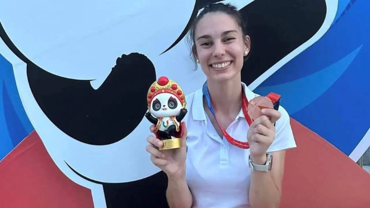 A de Boiro, posando coa s&uacute;a medalla de bronce da Universiada. (Foto: RFET).