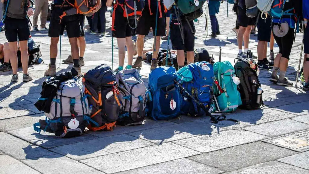 Un grupo de peregrinos deixa as s&uacute;as mochilas no chan tras a s&uacute;a chegada &aacute; praza do Obradoiro. (Foto: N&oacute;s Diario).