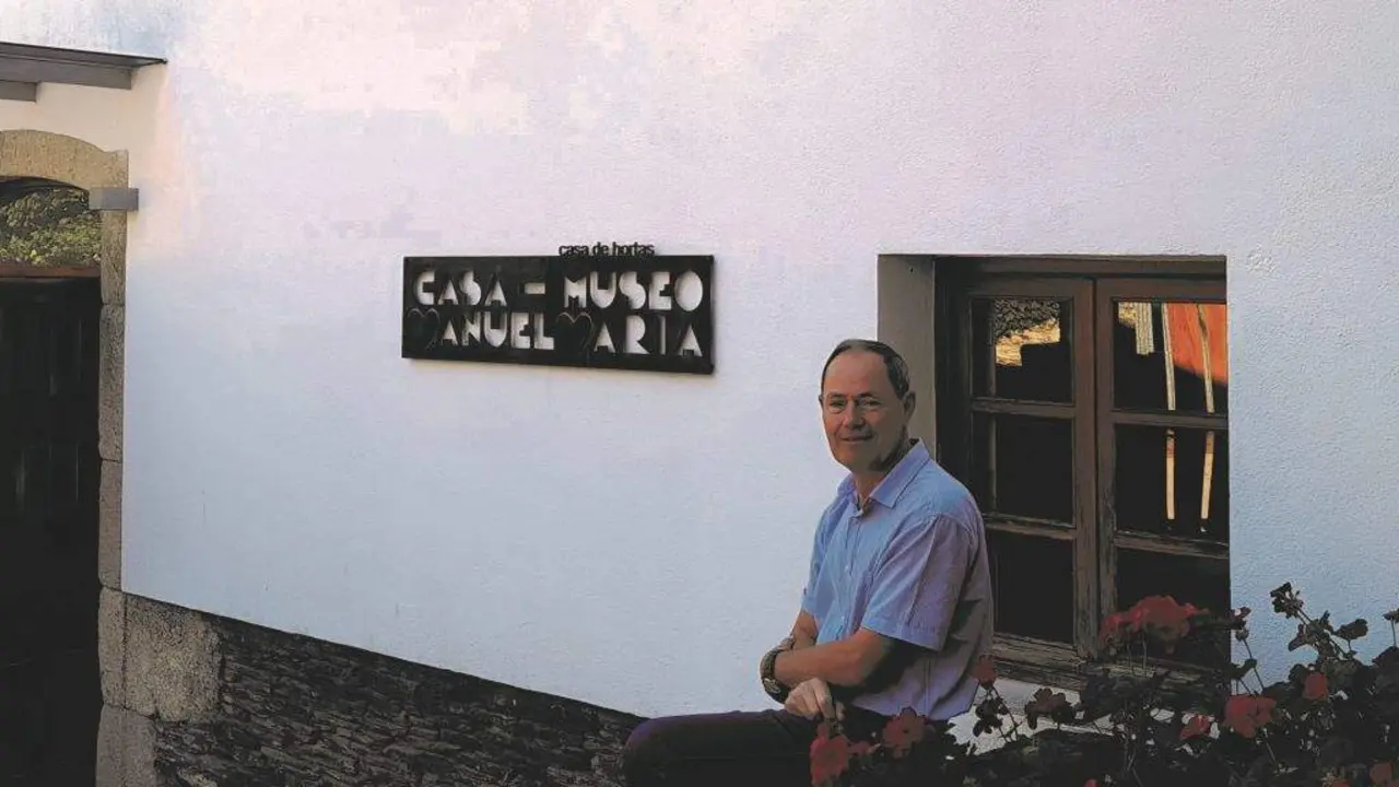 Alberte Ansede, diante da Casa-Museo Manuel Mar&iacute;a.