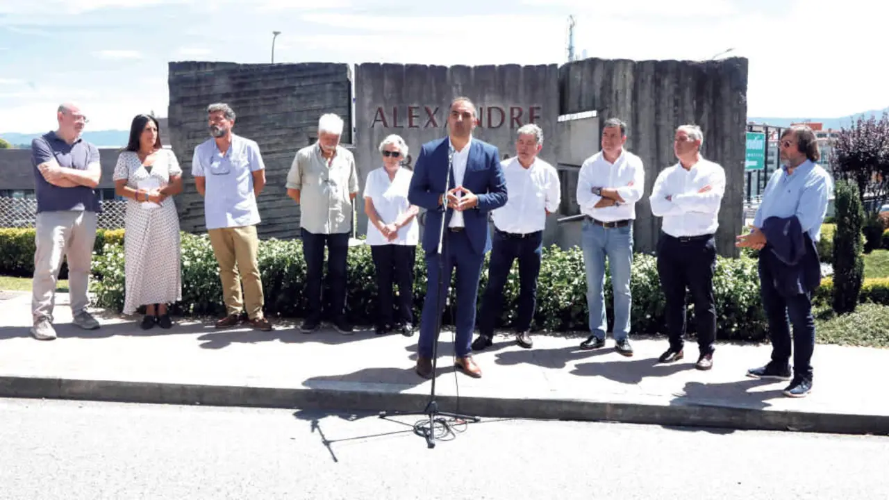 Seixas, Sabar&iacute;s, Otero, Solla, Amalia B&oacute;veda, Lores, Moldes, Rodr&iacute;guez e Dom&iacute;nguez, no acto institucional do 17 de agosto en Poio (Foto: Fundaci&oacute;n Alexandre B&oacute;veda).