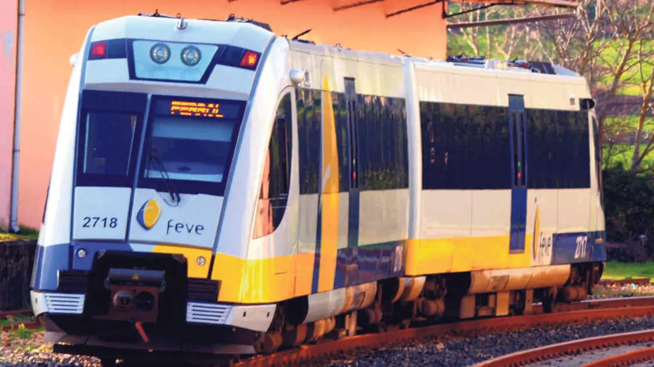 Unidade de ferrocarril de FEVE circulando por Viveiro, na comarca da Mari&ntilde;a. (Foto: Enrique Pernas).