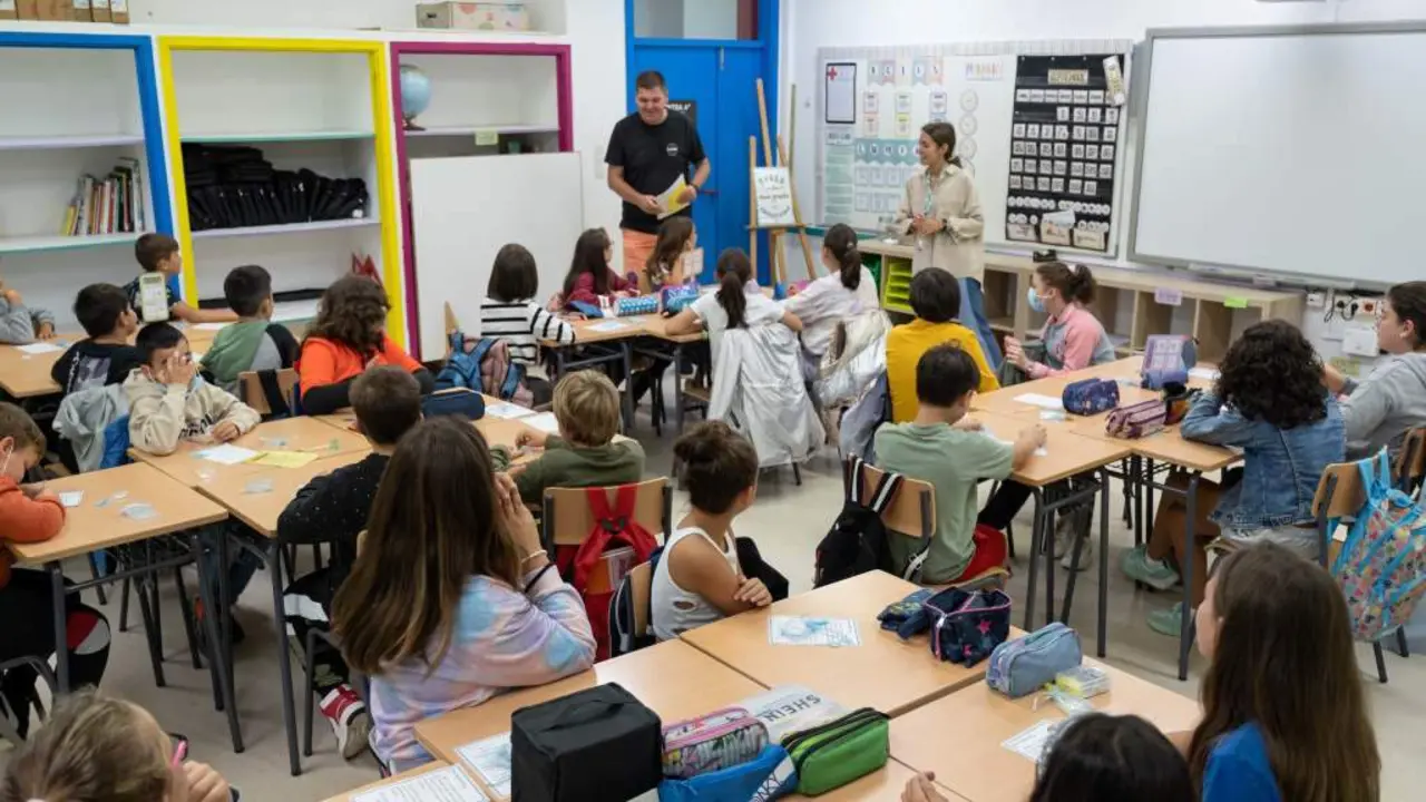 Alumnado dun centro de ensino de Ames. (Foto: Arxina)