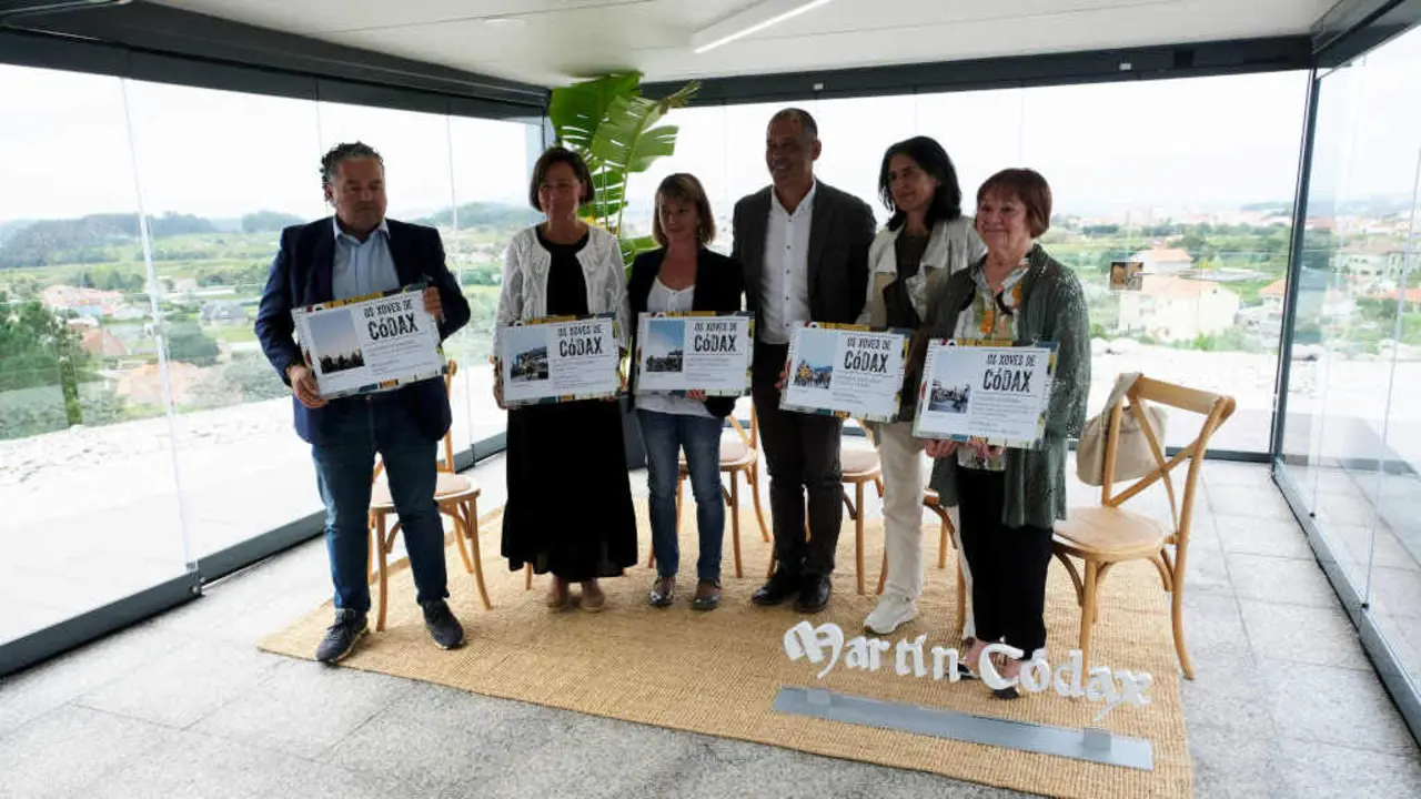 Representantes das ONG con Xo&aacute;n Allegue (no centro), onte (Foto: Adegas Martin C&oacute;dax).