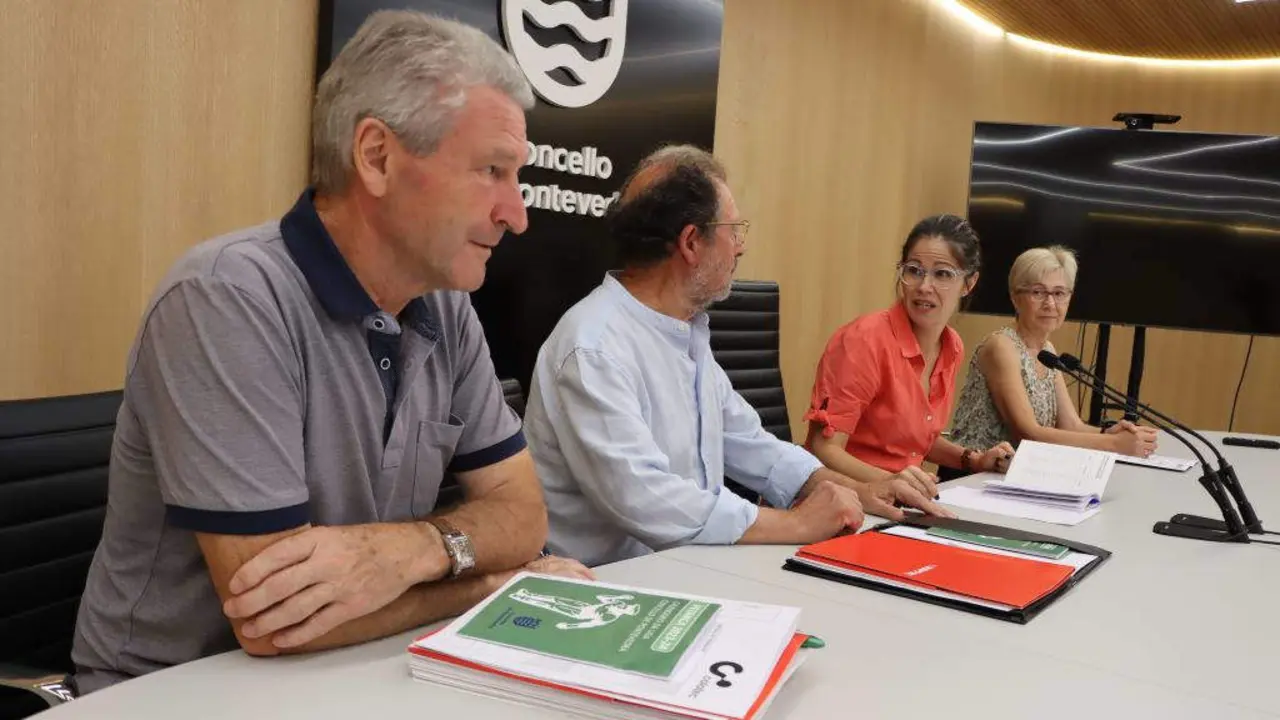A concelleira Gul&iacute;as -segunda &aacute; dereita-, onte coa directiva da Liga. (Foto: Concello de Pontevedra).