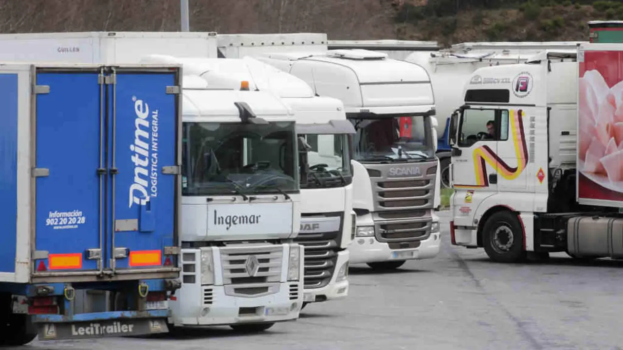 A suba este ano do prezo do gas&oacute;leo (8,6%) e da gasolina (22,3%) preocupa ao sector do transporte de mercador&iacute;as. O fin da bonificaci&oacute;n do combust&iacute;bel -agora en 10%- o 31 de decembro e a s&uacute;a reduci&oacute;n en outubro a 5%, augura novas reivindicaci&oacute;ns para manter a estabilidade nos prezos (Foto: Carlos Castro / Europa Press).