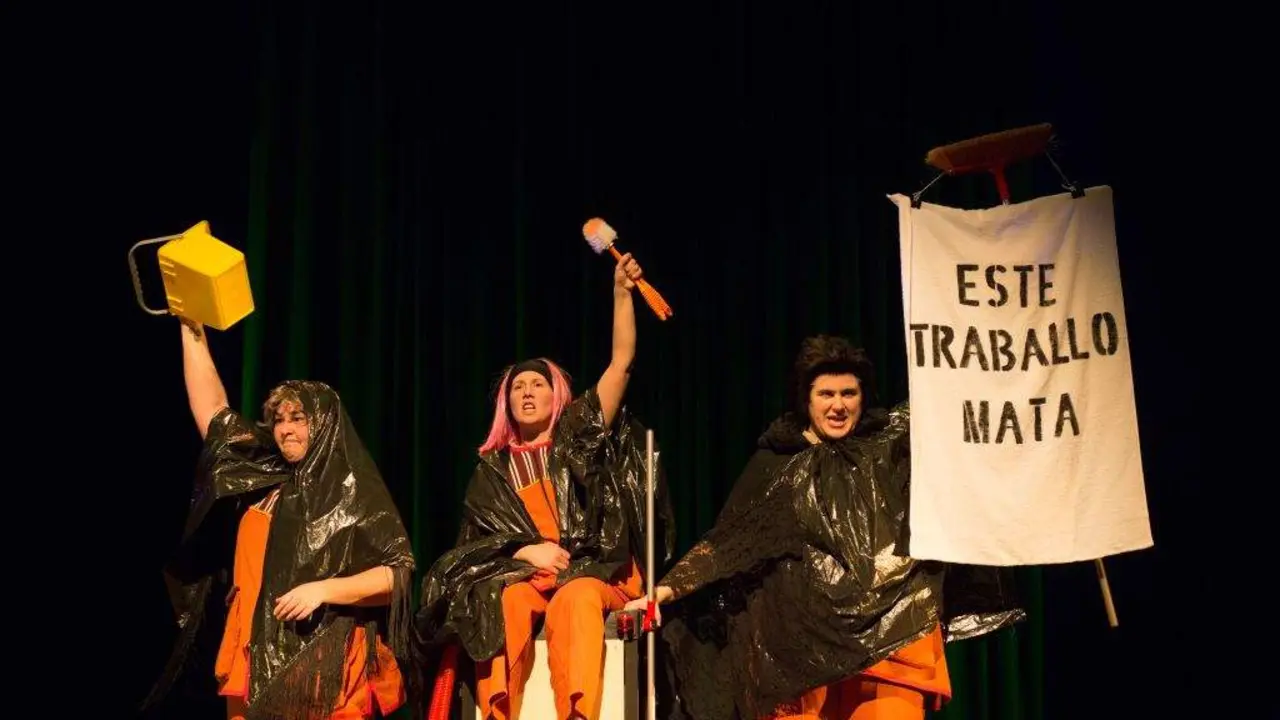 A est&eacute;tica da compa&ntilde;&iacute;a &eacute; propositadamente cutre, militante, bufa: distorsionando con retranca o drama para transformalo en cr&iacute;tica. (Foto: Pilar Abades)
