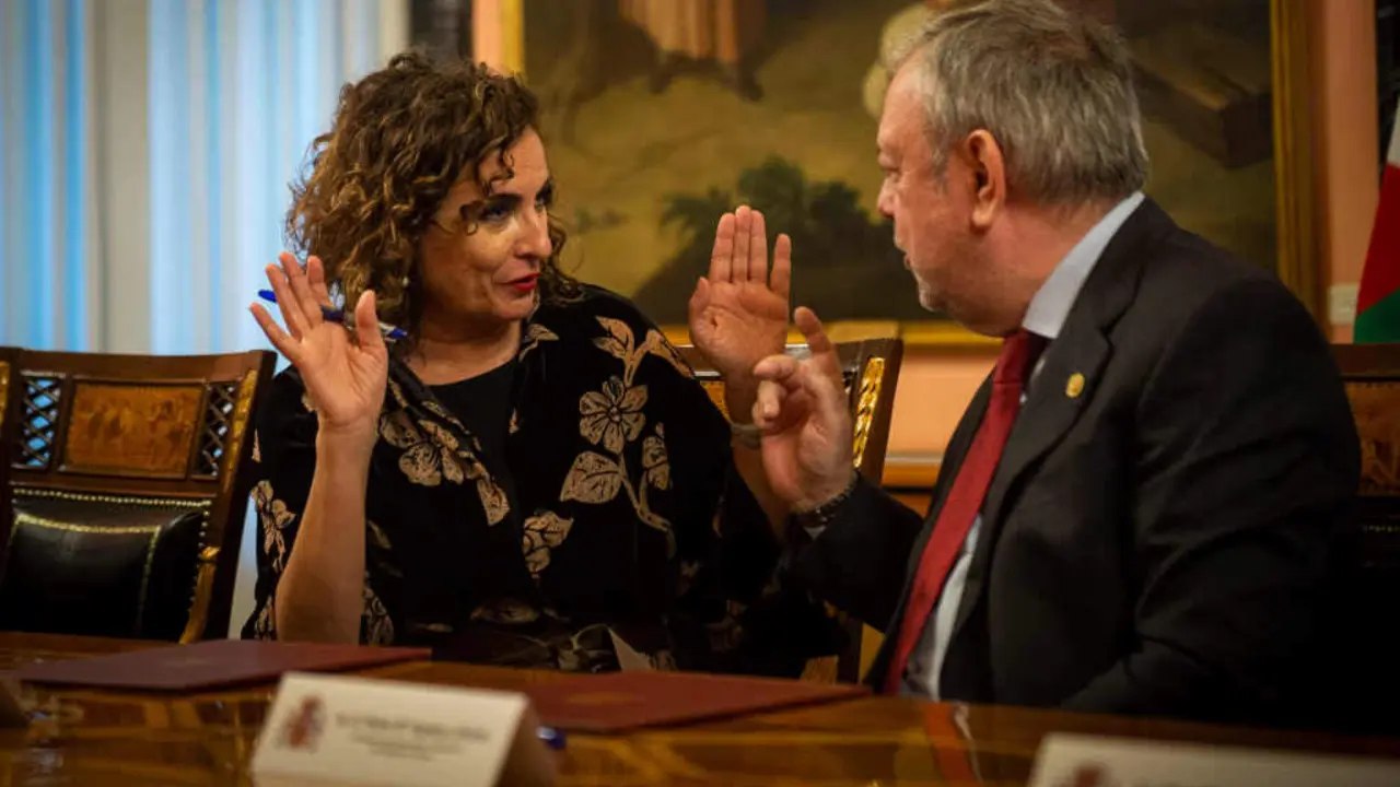 A titular de Facenda espa&ntilde;ola e o seu hom&oacute;logo vasco na firma do acordo que blinda o cupo vasco at&eacute; 2026 (Foto: Europa Press).