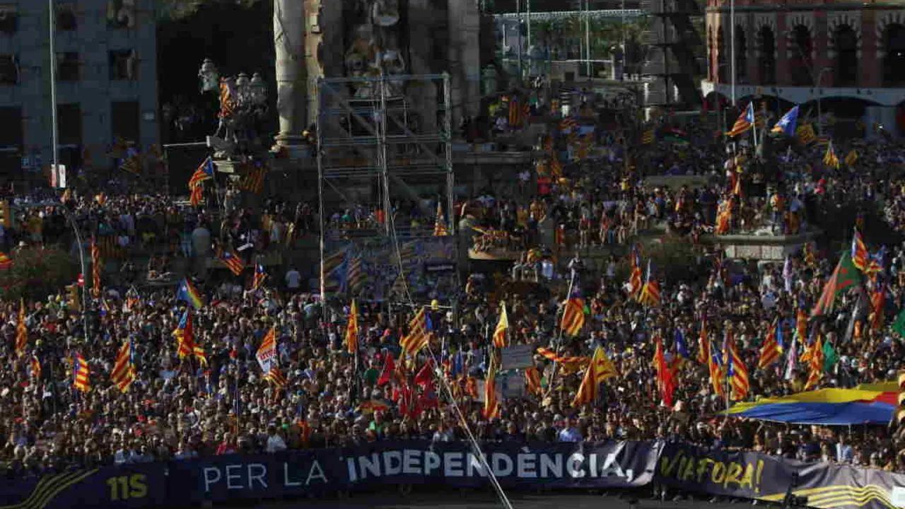Mobilizaci&oacute;n a segunda feira en Barcelona en defensa do proceso de independencia catal&aacute;n. (Foto: Albert Salam&eacute; / Vilaweb)