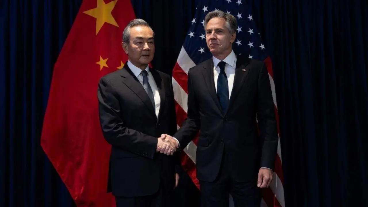 Wang Yi, asesor de Exteriores do presidente chin&eacute;s, Xi Jinping, e o secretario de Estado dos EUA, Antony Blinken o pasado mes de xullo en Jakarta. (Foto: Goberno dos EUA).