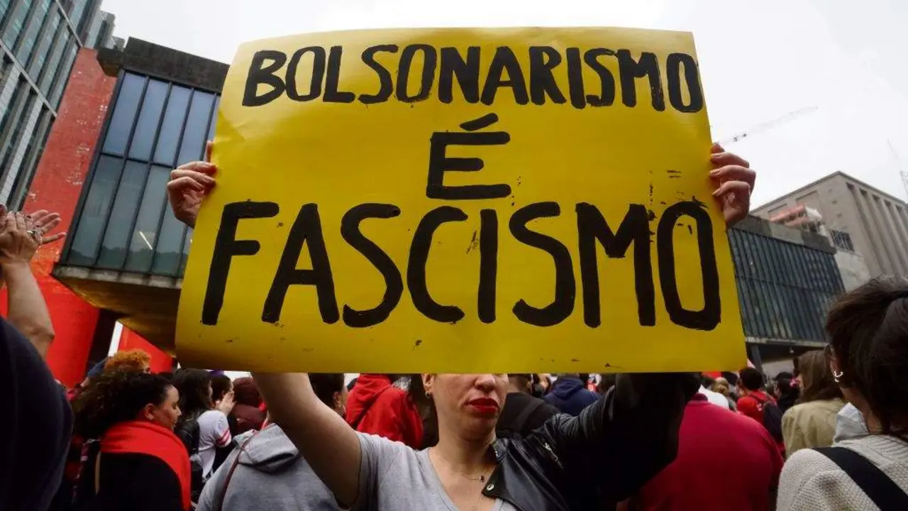 Protesta de movementos sociais brasileiros contra a sublevaci&oacute;n dos af&iacute;ns a Jair Bolsonaro. (Foto: Cris Faga / Europa Press / Contacto)