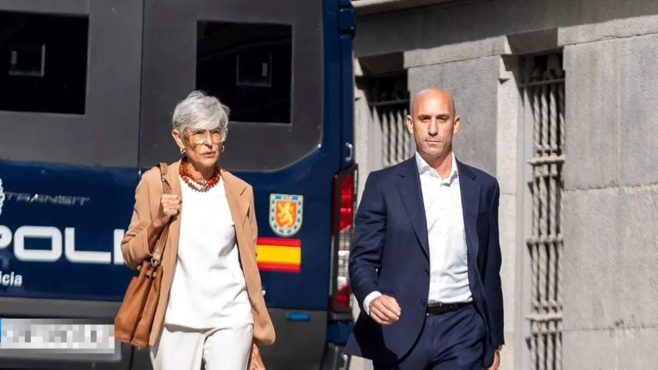 Luis Rubiales e a letrada Olga Tubau na Audiencia Nacional (Foto: A. P&eacute;rez Meca / Europa Press).
