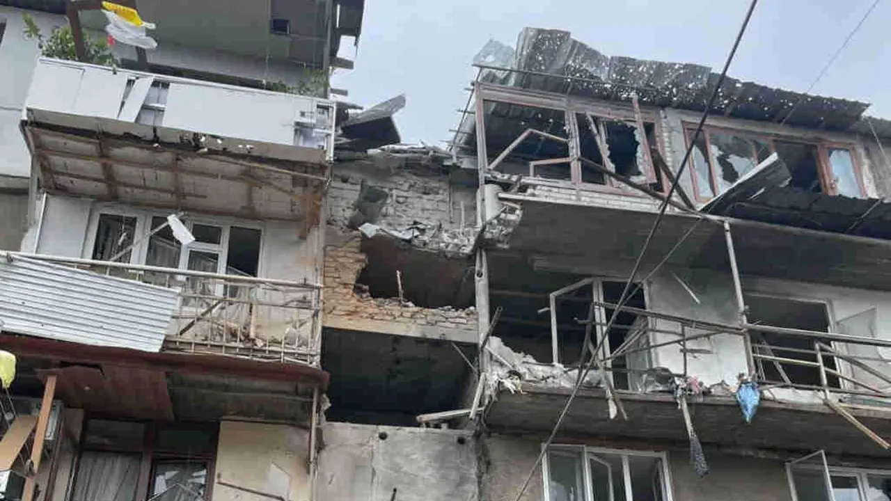Edificio bombardeado onte por Bak&uacute; no centro de Stepanakert (Artsakh). (Foto: Valedor do Pobo de Artsakh)