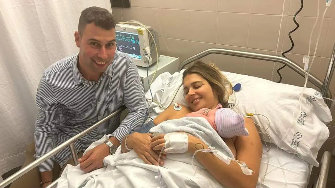 Alba e Fabio, unha parella de Santa Comba tras o nacemento da s&uacute;a filla, Aylen, no primeiro parto por ces&aacute;rea no Hospital Cl&iacute;nico de Santiago no que a nai puido estar acompa&ntilde;ada. (Foto: CHUS)