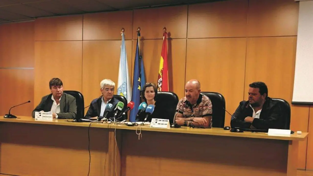 De esquerda a dereita, Jos&eacute; Antonio P&eacute;rez, presidente da Federaci&oacute;n Galega de Confrar&iacute;as; Javier Sanz, profesor asinante do informe; Marta Garc&iacute;a, a outra asinante; Basilio Otero, presidente da Plataforma e das confrar&iacute;as do Estado espa&ntilde;ol, e Adolfo M&eacute;ndez, presidente das confrar&iacute;as asturianas. (Foto: N&oacute;s Diario)