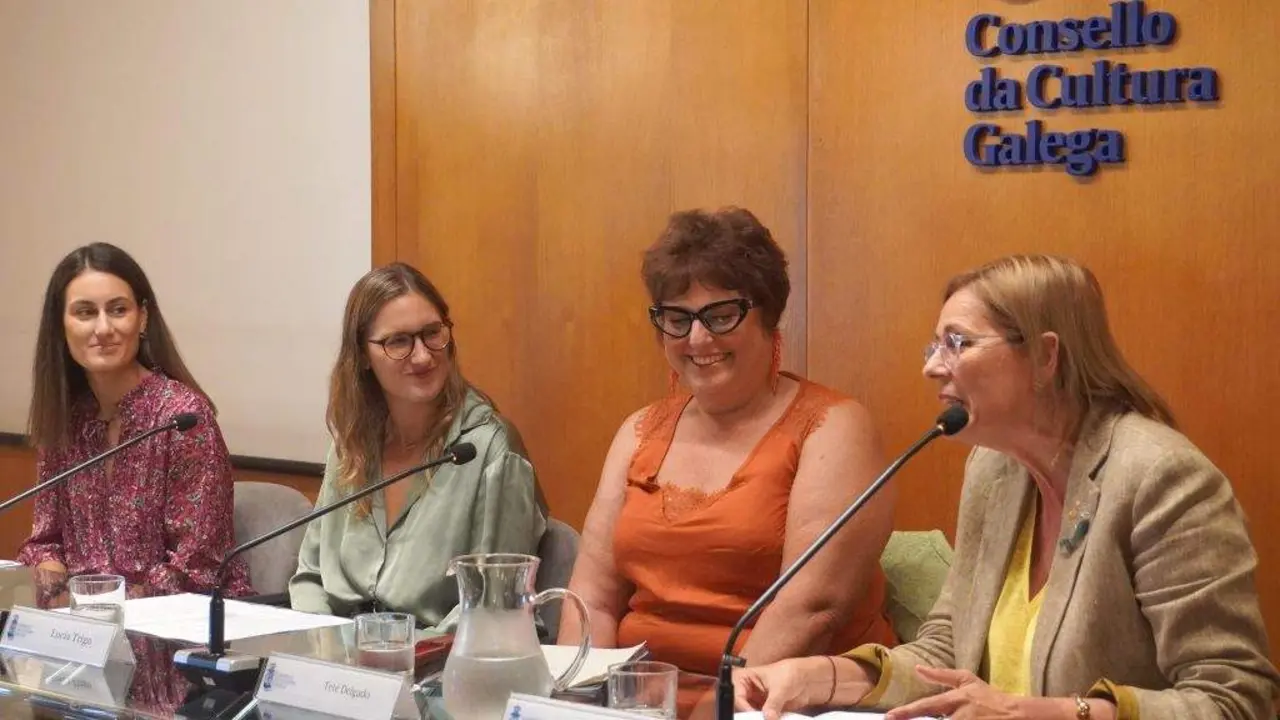 Roc&iacute;o Portal, Luc&iacute;a Trigo, Tet&eacute; Delgado e Carme Ad&aacute;n, esta sexta feira, nunha das palestras da xornada. (Foto: CCG)