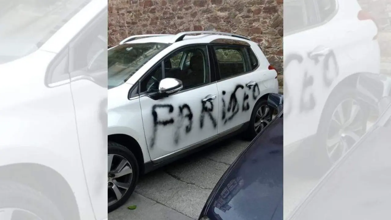 Pintadas no coche do crego de Pontedeume. (Foto: Europa Press)