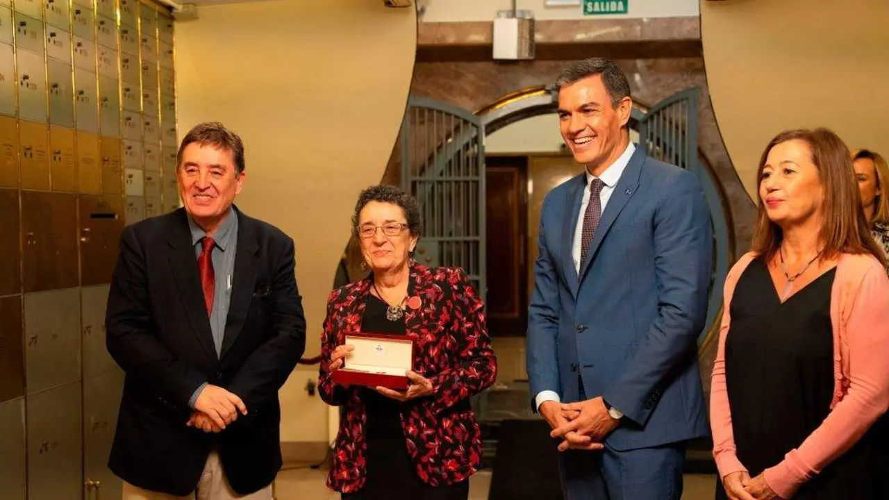 Luis Garc&iacute;a Montero, Rosario &Aacute;lvarez, Pedro S&aacute;nchez e Francina Armengol, depositando o 'legado' de Rosal&iacute;a na Caixa das Letras. (Foto: CCG)