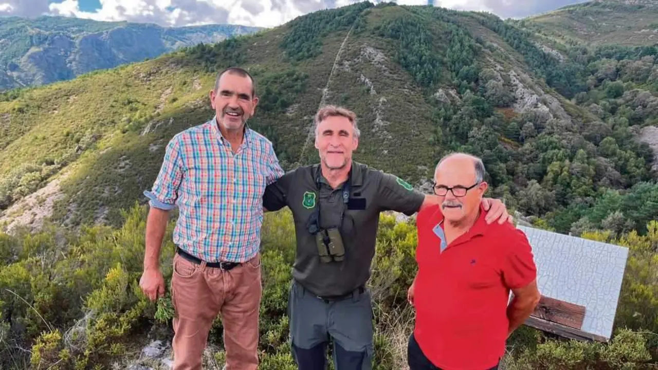 Tom&aacute;s, o garda forestal, no centro, con Manuel, &aacute; esquerda, e Silvino, &aacute; dereita. (Foto: M. V.)