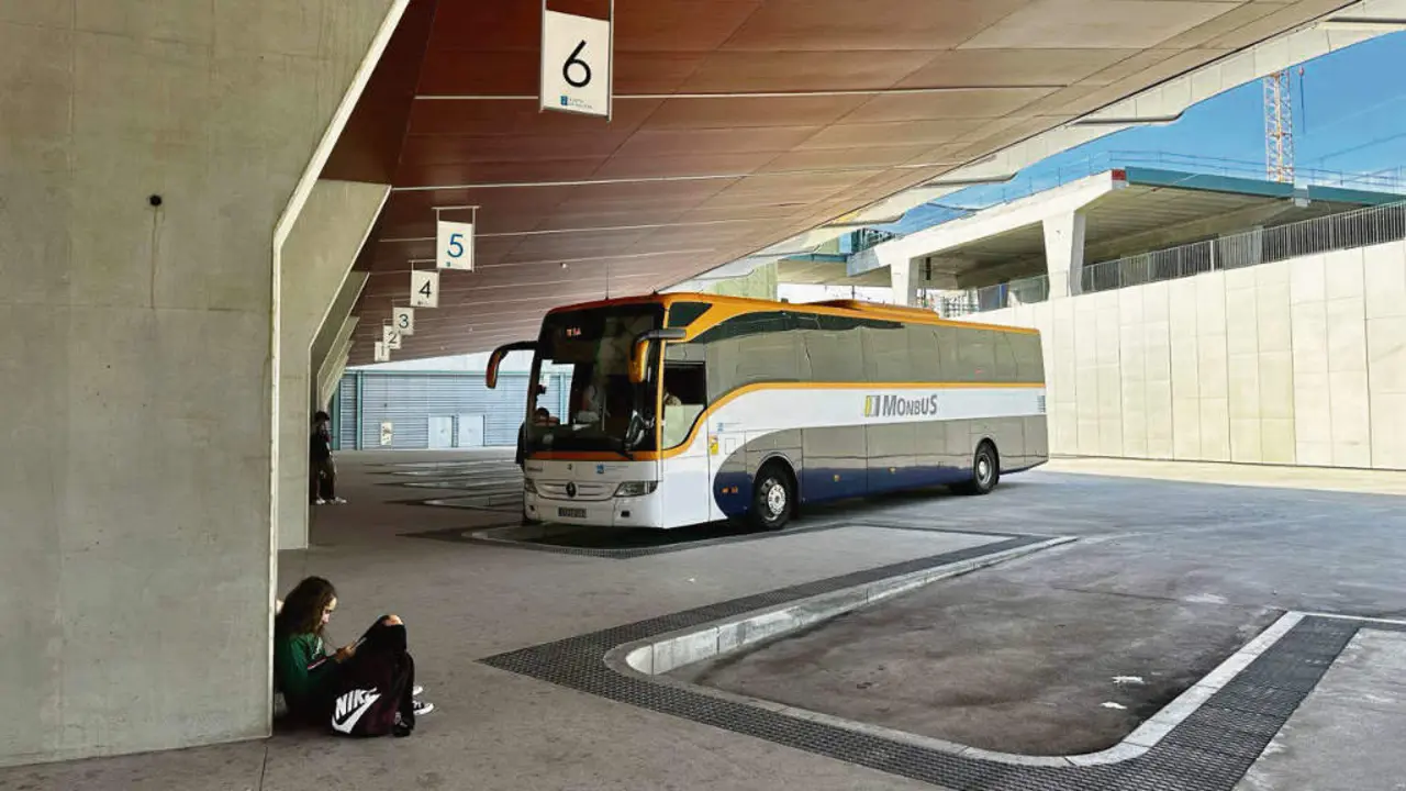 Autob&uacute;s na estaci&oacute;n de Santiago de Compostela. (Foto: N&oacute;s Diario)