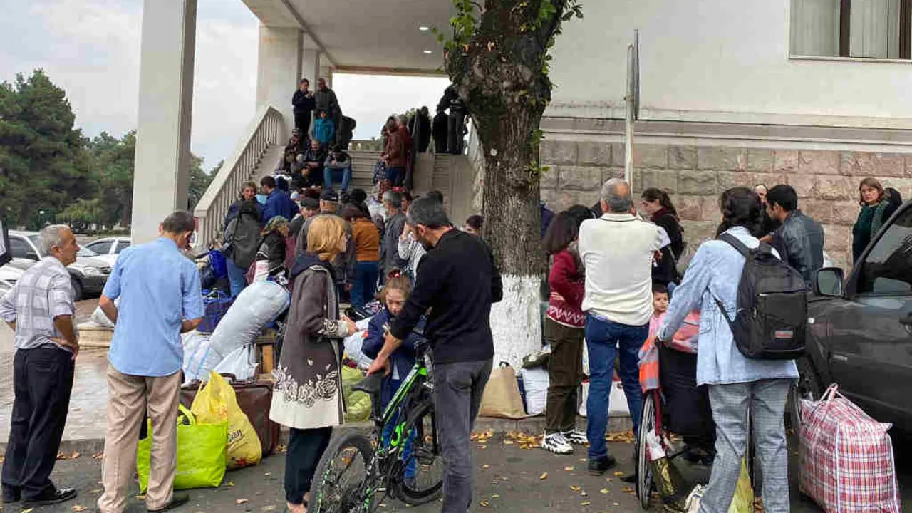 Persoas agardando en Artsakh pola s&uacute;a evacuaci&oacute;n a Armenia a segunda feira. (Foto: Valedor do Pobo de Artsakh)