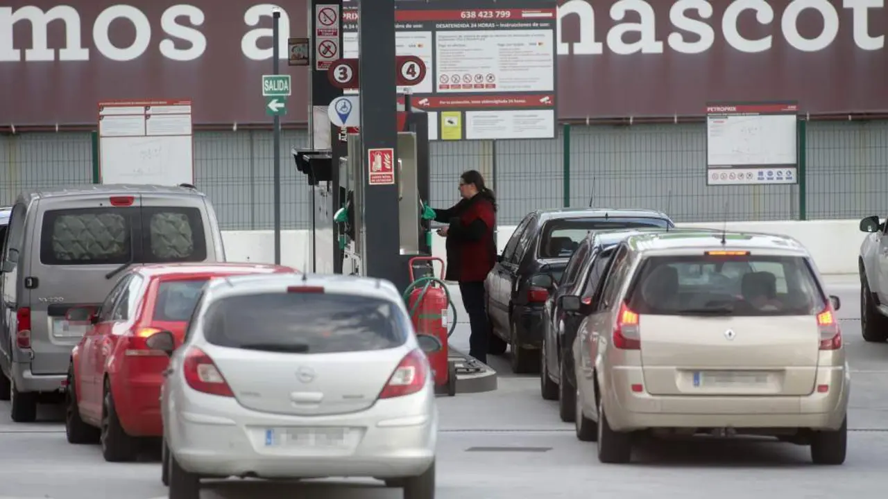 Varios veh&iacute;culos enchendo o dep&oacute;sito nunha gasolineira de Lugo. (Foto: Carlos Castro / Europa Press)