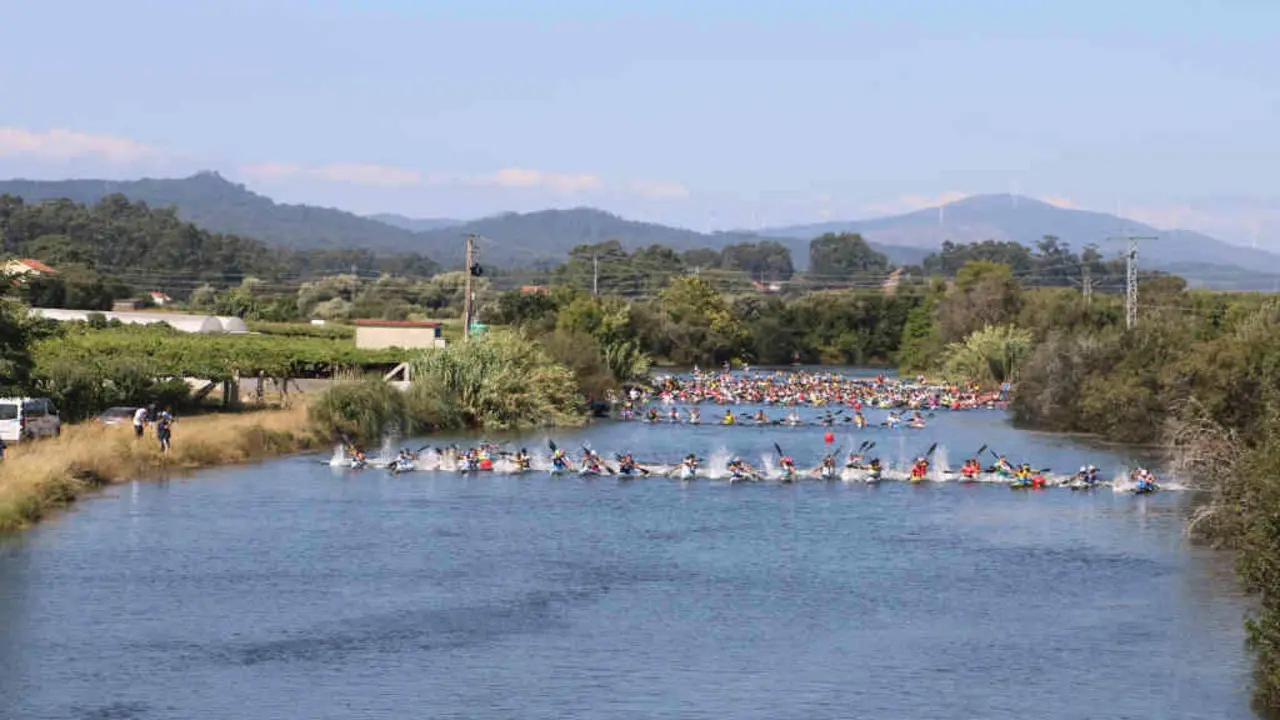 A sa&iacute;da da edici&oacute;n do ano pasado da Biaxada Internacional do r&iacute;o Umia organizada polo Club N&aacute;utico O Mu&iacute;&ntilde;o (Foto: Concello de Ribadumia).