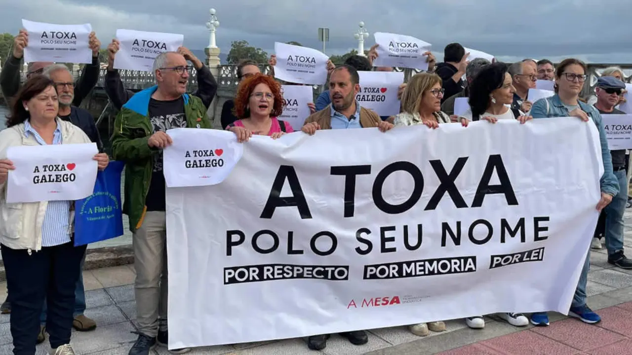 Mobilizaci&oacute;n da Mesa en defensa do top&oacute;nimo lex&iacute;timo da Toxa. (Foto: A Mesa pola Normalizaci&oacute;n Ling&uuml;&iacute;stica)