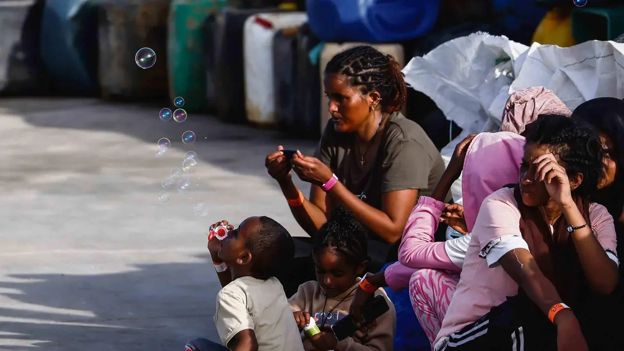 Crianzas e persoas adultas &aacute; s&uacute;a chegada a Lampedusa (Italia) o pasado 18 de setembro (Foto: Cecilia Fabiano / Lapresse Via Zum / DPA).