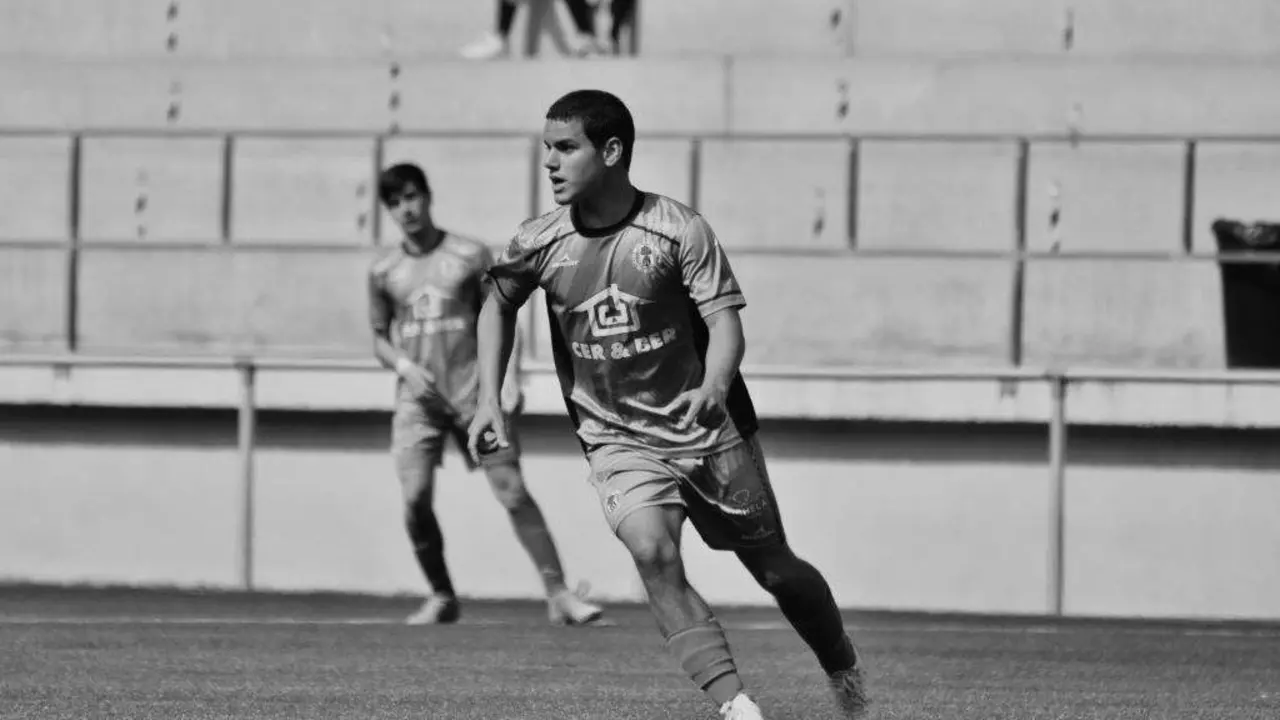 Jos&eacute; Vicente Iglesias Calder&oacute;n, nun partido co clube do Carballi&ntilde;o. (Foto: CD Arenteiro)