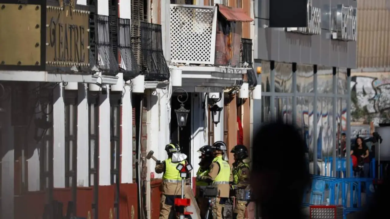 Bombeiros accedendo ao interior da discoteca Teatre. (Foto: Javier Carri&oacute;n / Europa Press)