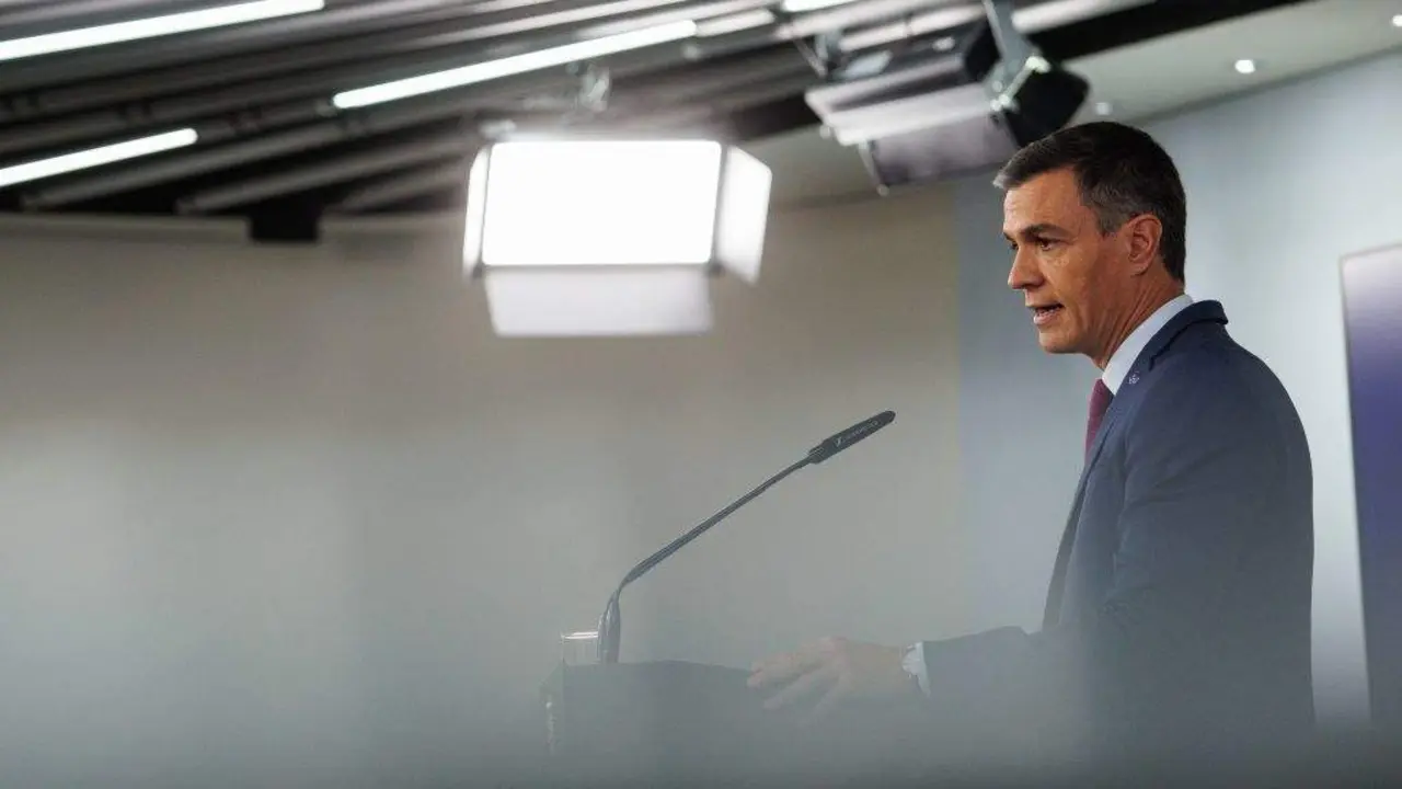 Pedro S&aacute;nchez, esta terza feira, en rolda de prensa desde a Moncloa. (Foto: Alejandro Mart&iacute;nez V&eacute;lez / Europa Press)