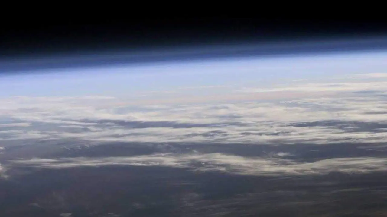 En 2023, por&eacute;n, rexistrouse o menor n&uacute;mero de superaci&oacute;ns da recomendaci&oacute;n da OMS da d&eacute;cada. (Foto: NASA)