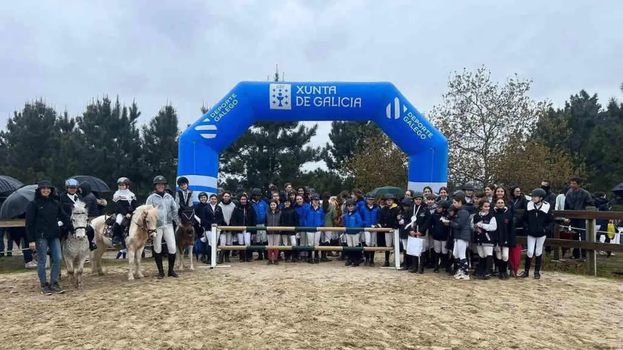 Participantes na terceira xornada da liga realizada o pasado 5 de marzo no Club H&iacute;pico Equigalia de Tui, comarca do Baixo Mi&ntilde;o. (Foto: FHG).