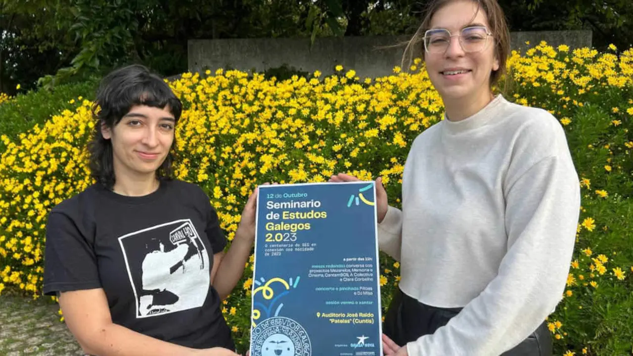 Elia Lago e Marta G&oacute;mez mostran o cartaz da actividade sobre o SEG (Foto Galiza Nova).