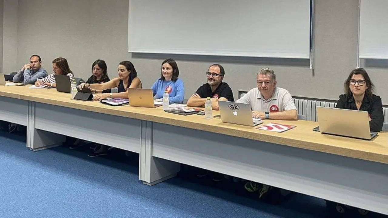 Representantes da CIG-Ensino esta cuarta feira, 3 de outubro, na xuntanza da mesa sectorial de Educaci&oacute;n. (Foto: N&oacute;s Diario)