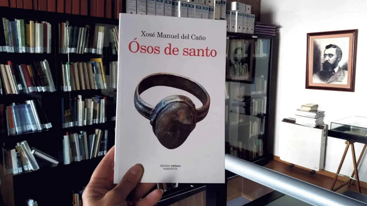O libro '&Oacute;sos de santo', de Xos&eacute; Manuel del Ca&ntilde;o, xa &eacute; parte da biblioteca da Fundaci&oacute;n Curros Enr&iacute;quez (Foto: Fundaci&oacute;n Curros Enr&iacute;quez).